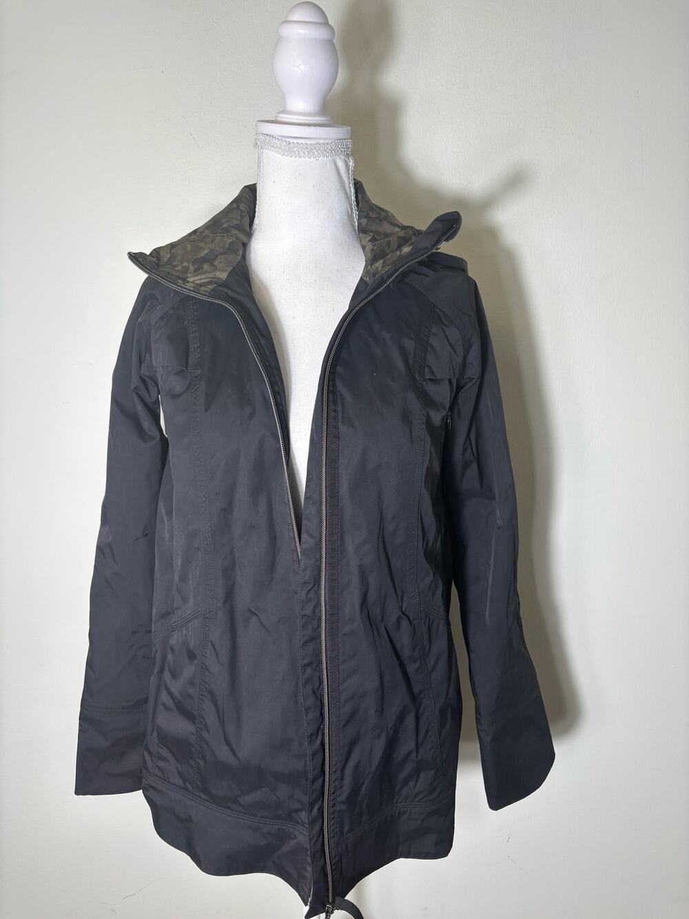 Lululemon Black Long Sleeve Rain Jacket with Hood Sz 2